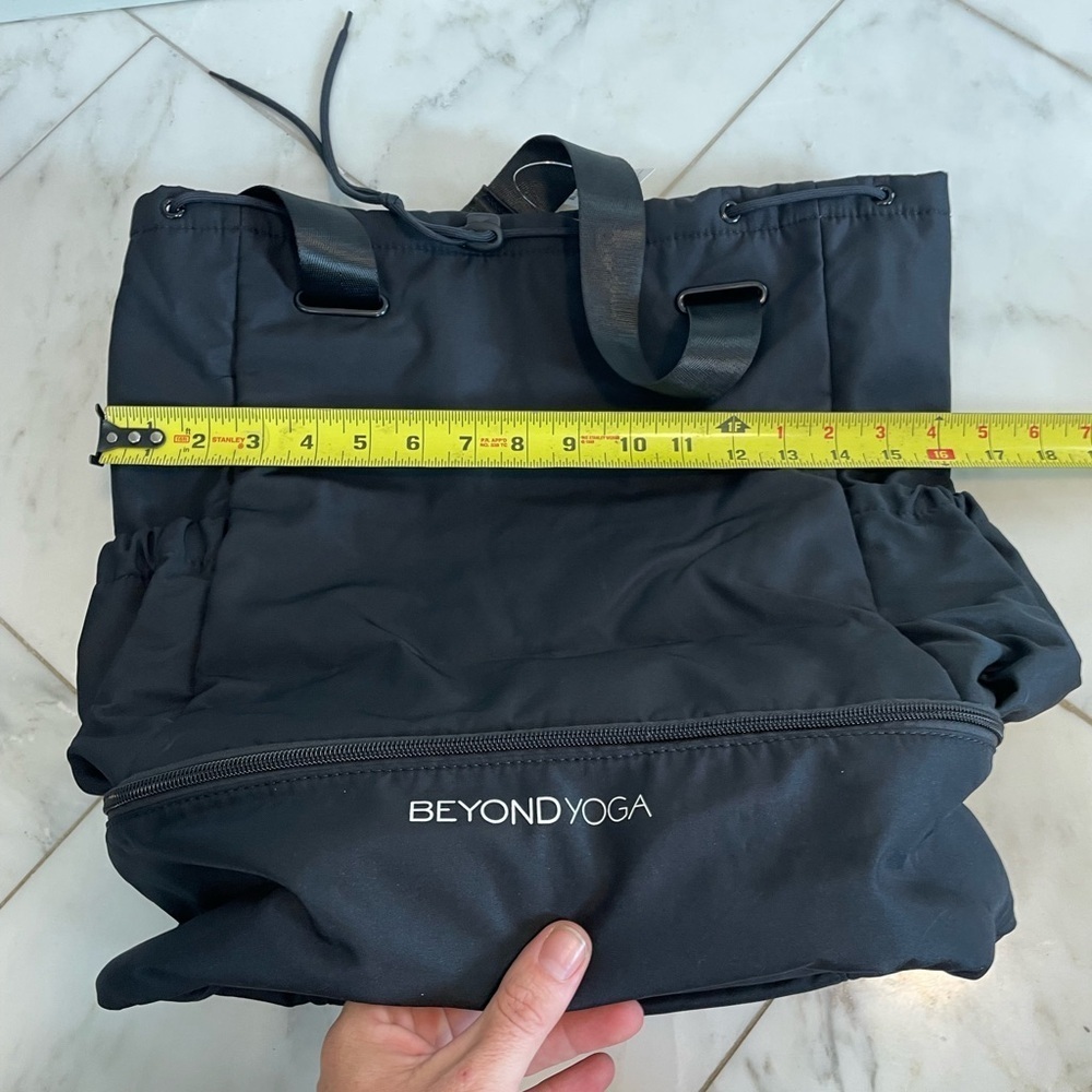 New! Beyond Yoga convertible black backpack or shoulder bag w/shoe compartment - Picture 6 of 8